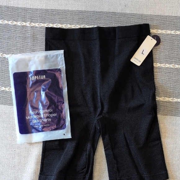 Empetua Black Mid-Waist Shaper Bike Shorts - Picture 1 of 5